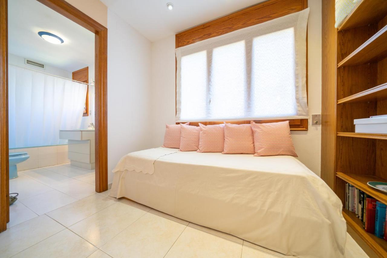 Homeholidaysrentals Happy Family Santa Susanna