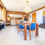 Homeholidaysrentals Happy Family