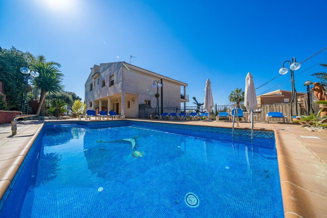 Homeholidaysrentals Happy Family Santa Susanna